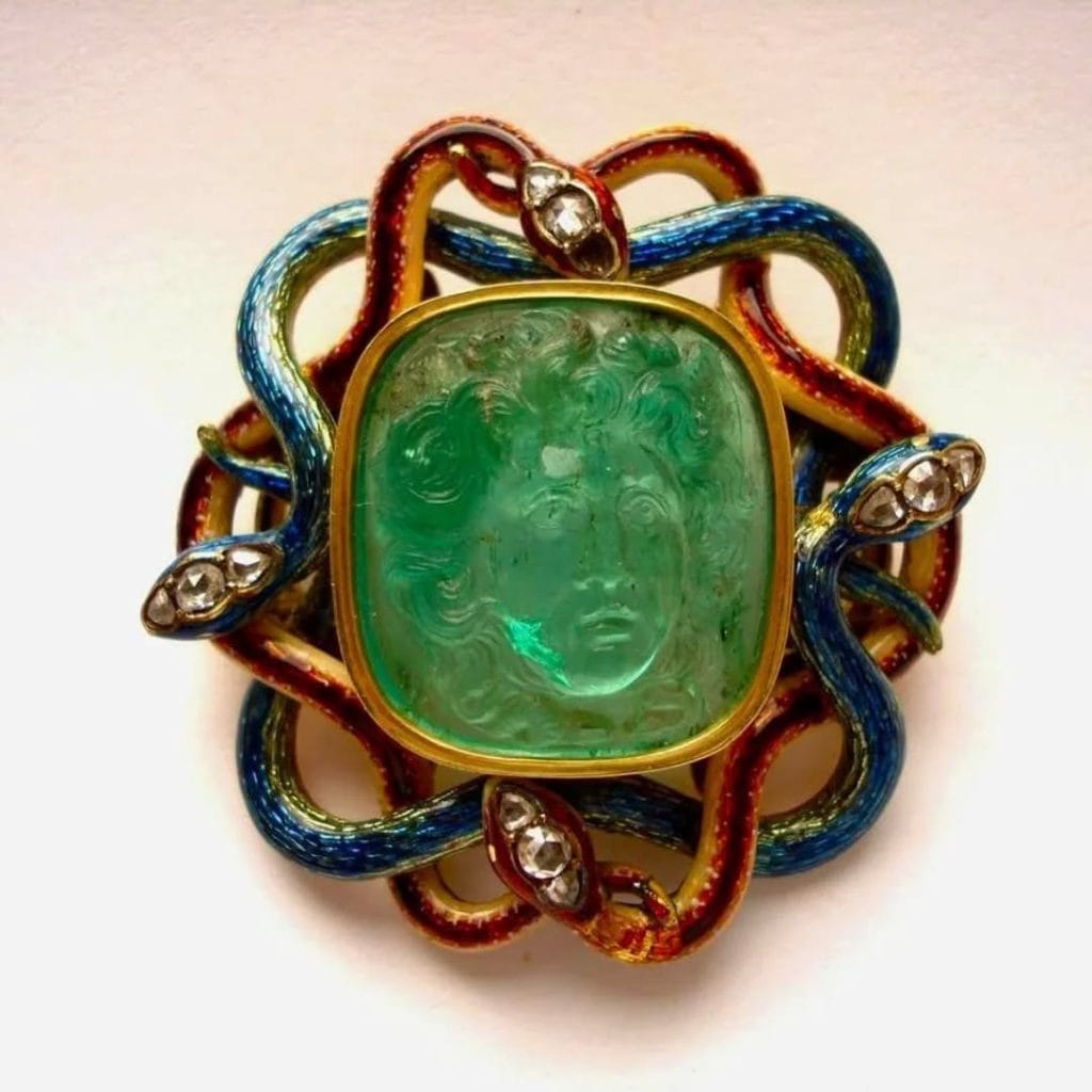 The Medusa Cameo Bracelet Clasp Step back in time to 18th-century England and imagine a piece of jewelry that is both a work of art and a testament to the opulence of the Georgian period. This is the story of a remarkable bracelet clasp, a small but powerful object