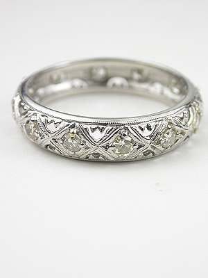 Vintage Wedding ring with hugs and Kisses 1950